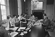 The negotiators of PvdA, CDA, D'66 with informateur Den Uyl and their faction specialists. Kabinetsformatie Den Uyl ontvangt fractieleiders met hun financiele deskundigen, Bestanddeelnr 929-2959.jpg