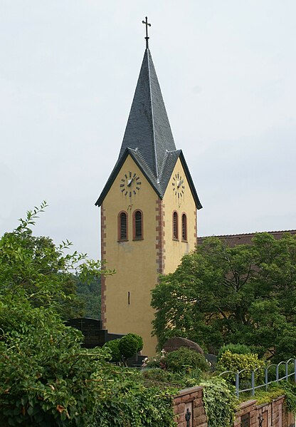 File:Katholische Kirche in Krombach, Turm.JPG