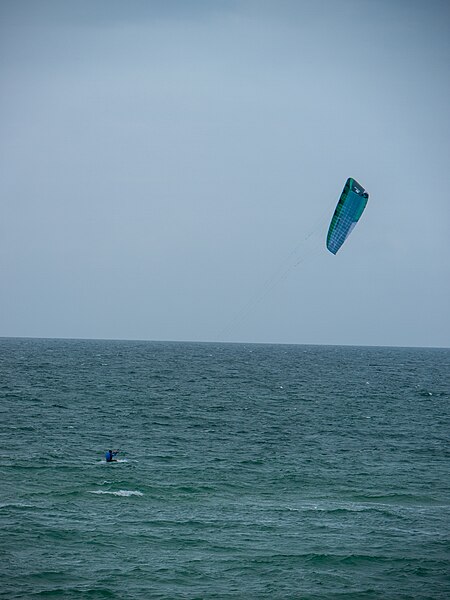 File:Kite surfing, Dierhagen ( 1100749).jpg