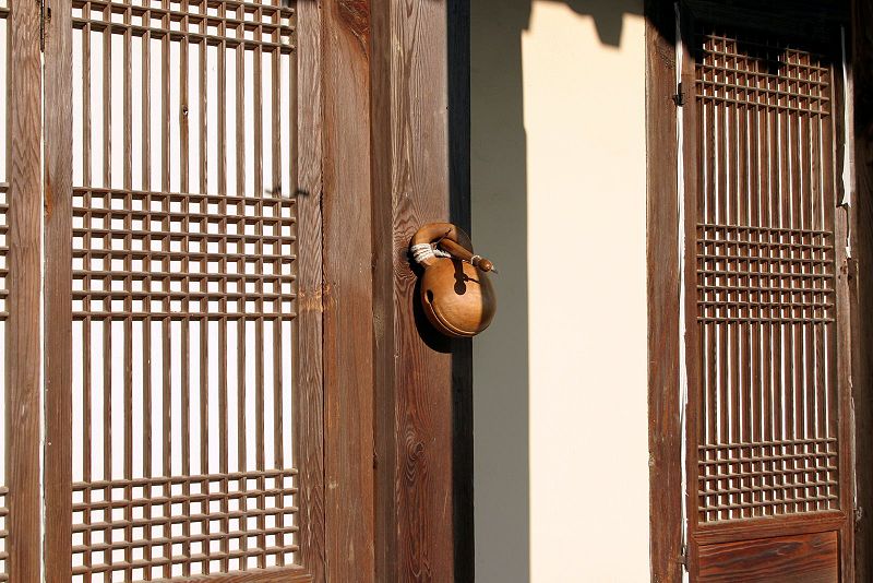 File:Korea-Andong-Bongjeongsa-Papered door and motak-01.jpg