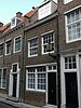 Huis met geverfde rechte gevel