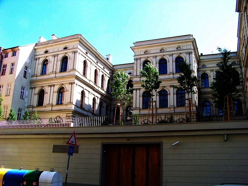 File:Krocínova, zadní strana budovy Akademie věd.jpg
