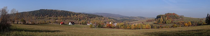 Widok ze wzgórza nad Krzeszowem na Harańczykową Górę, Masyw Leskowca, Bielówke i Króliczą Górę (po prawej stronie)