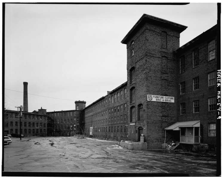 File:LOOKING SOUTHEAST, WITH CA. 1891 STAIR-ELEVATOR TOWER RIGHT AND 1852 STAIR TOWER CENTER. THREE STORY BUILDING WITH STACK IN BACKGROUND IS 1873 PICKER HOUSE. - Boston HAER MASS,9-WALTH,4-9.tif