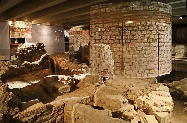 Archeological crypt under the Parvis Notre-Dame – Place Jean-Paul II