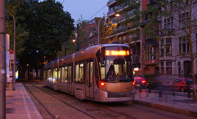 File:La ligne 33 avec la motrice 3023.jpg