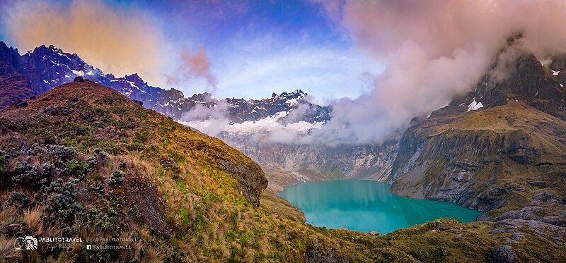 File:Laguna Amarilla - volcán el altar.jpg