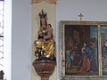 Gotische Madonna mit Kind (um 1430), daneben eine der Kreuzwegtafeln