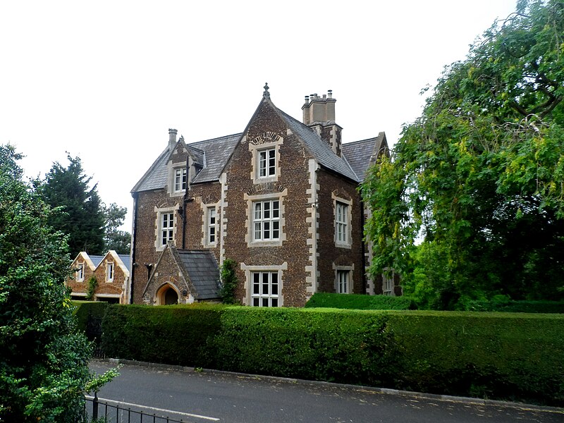 File:Large house, Mentmore - geograph.org.uk - 4628889.jpg