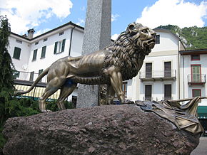 Leone di bronzo in Piazza.jpg