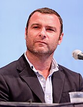 Liev Schreiber incarne Victor Creed/Dents-de-sabre dans le film X-Men Origins: Wolverine (2009).