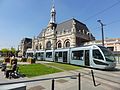 Le tramway de Valenciennes devant la gare.