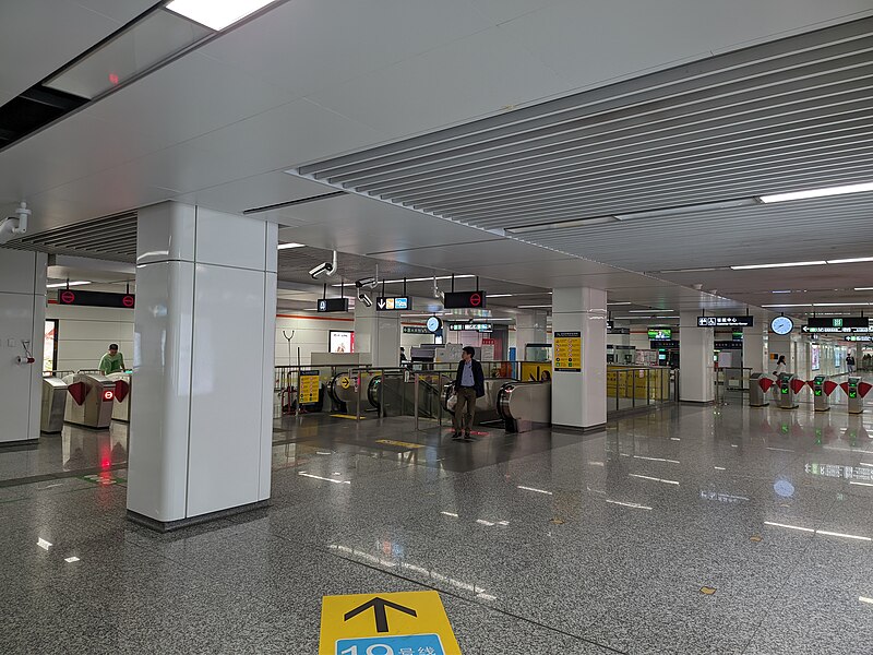 File:Line 2 concourse of Shentangqiao Station, 202404.jpg
