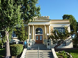 Pohled zepředu na knihovnu Livermore Carnegie Library.JPG