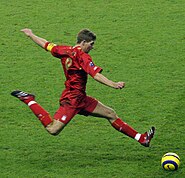 Un hombre vestido con un uniforme de fútbol rojo.