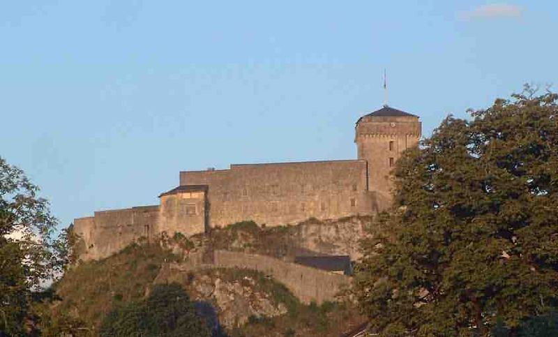 File:Lourdes Burg 08 2004.jpg