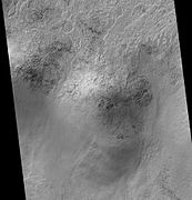 Lowell Brocal de Nordeste del cráter, cuando visto por HiRISE. Piso de cráter es hacia el fondo de cuadro.