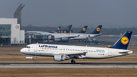 English: Lufthansa Airbus A320-214 (reg. D-AIZA) at Munich Airport (IATA: MUC; ICAO: EDDM). Deutsch: Lufthansa Airbus A320-214 (Reg. D-AIZA) auf dem Flughafen München (IATA: MUC; ICAO: EDDM).