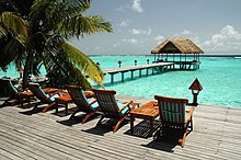 Un pontile dell'isola-resort di Madoogali ripreso dalla terrazza del bar; le lagune maldiviane sono famose per il colore turchese quasi fosforescente che assumono nelle ore centrali della giornata.