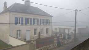 Mairie de Chevincourt sous le brouillard .jpg
