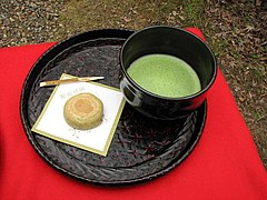 Bol de matcha accompagné d'une pâtisserie (wagashi), servis au Daigo-ji de Kyoto.