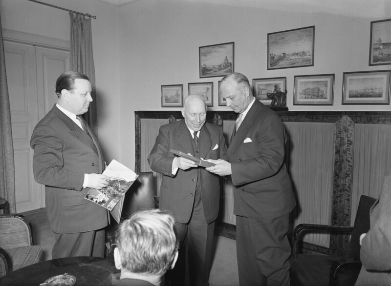 File:Mayor of Helsinki, Eero Rydman, with guests from Düsseldorf 1953 (JOKAUAS4 93-6).tif