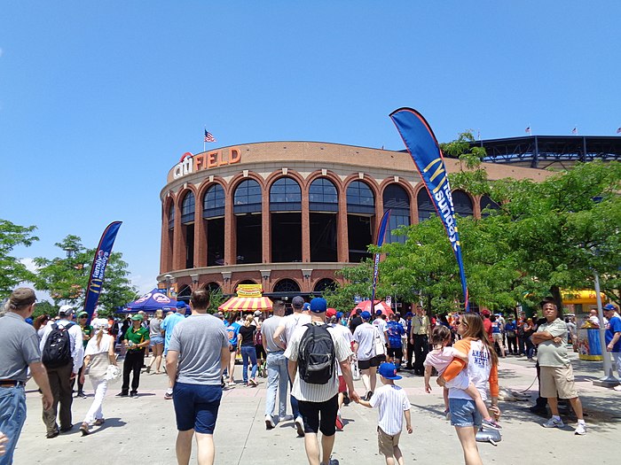 People entering Citi Field for the Mets vs. Nationals game on Father's Day. By User:Tdorante10