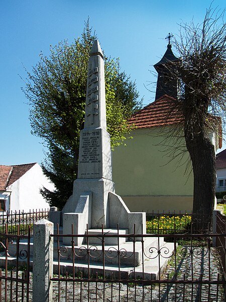 File:Milejovice - pomník.jpg