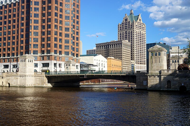 File:Milwaukee June 2022 21 (Kilbourn Avenue Bridge).jpg