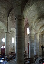 Les piliers de la nef avec la forme particulière du raccorcdement voûte et pilier