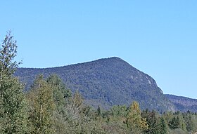 Pohled na Montagne de Marbre z Rang 10 v Notre-Dame-des-Bois.