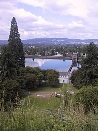 Ampia vista su una città da un punto di vista elevato, con un bacino idrico nelle vicinanze