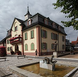 Muggensturm-18-Rathaus-Brunnen-gje.jpg