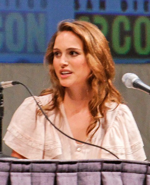 File:Natalie Portman at Thor Comic-Con Panel.jpg