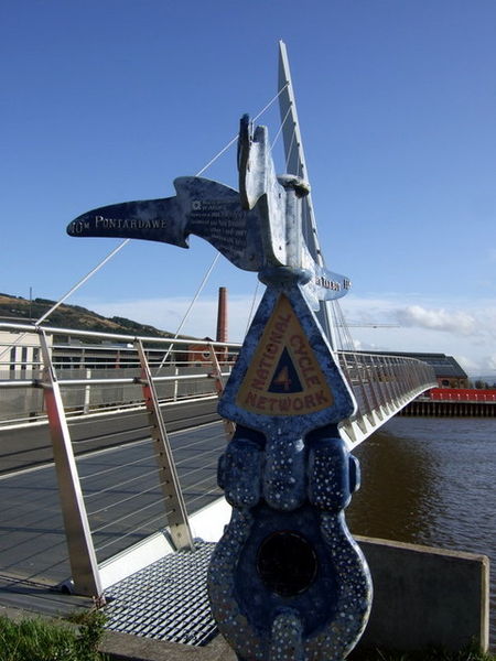 Fájl:National Cycle Network sign at Swansea Docks - geograph.org.uk - 1605460.jpg