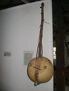 PS: il ne s'agit pas du type de n'goni dont jouait Moriba, celui ci s'apparente plus à une sorte de harpe alors que Moriba jouait du djelyn'goni, petit guitare/banjo d'afrique de l'ouest.