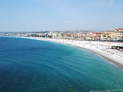 Nice, sa plage et la Baie des Anges vues de la pointe Rauba-Capeù, partie de la promenade des Anglais où le vent peut être si fort qu'il "vole les chapeaux" ("rauba capeù" en nissart).