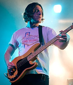 Nik O'Melli 2011-ci ildə Arctic Monkeys ilə birlikdə olarkən
