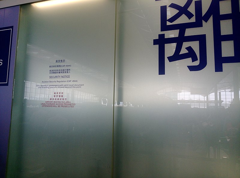 File:Notices at the departures entrance in Hong Kong International Airport Terminal 1.jpg