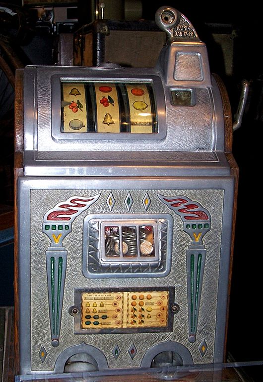 File:Old slot machine.jpg - Wikimedia Commons