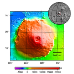 Olympus Mons, situé à l'ouest du renflement de Tharsis, est un volcan bouclier atteignant 624 km de diamètre avec une caldeira de 85 km de long à 21,2 km d'altitude, soit environ 22,5 km au-dessus des plaines alentour.