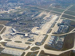 <span class="mw-page-title-main">Orly Airport</span> Secondary airport serving Paris, France