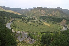 La rivière Mohaka s’écoule dans un bras mort. Les formations rocheuses appelées “ the Organs” sont visibles dans le fond de la photo.