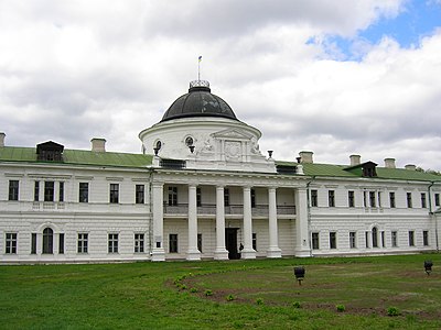 Центральная часть фасада с портиком и куполом на высоком барабане