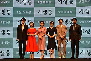 Parasite ist eine Familientragikomödie des südkoreanischen Regisseurs Bong Joon-ho aus dem Jahr 2019. Der Film gewann bei den 72. Internationalen Filmfestspielen von Cannes als erster südkoreanischer Film die Goldene Palme sowie den Golden Globe Award als Bester fremdsprachiger Film.