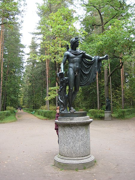 File:Pavlovsk Park. Twelve tracks. Statue "Apollo Belvedere.".JPG