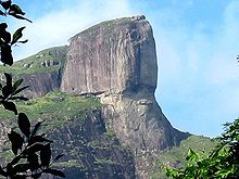 Pedra da Gávea, Rio de Janeiro. Costituisce la vetta di una rupe granitica che prende il suo nome, per la sua forma, dal termine portoghese che indica la coffa di una nave (Pietra della coffa).