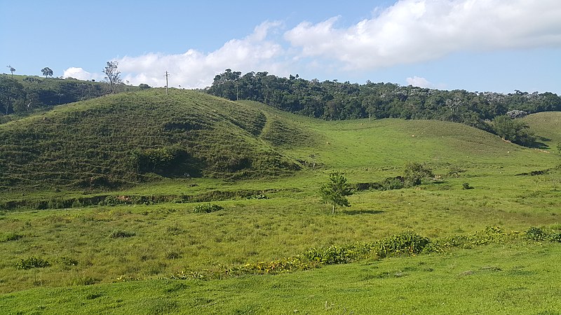 File:Pequeno vale na entrada de Cunha 1.jpg