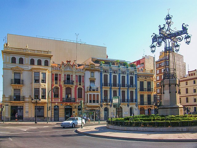 Image: Plaça de la Independència o de la Farola, amb la Casa Alcon i casa de les Cigonyes, Castelló de la Plana