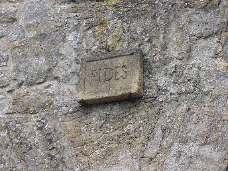 File:Plaque dessus couloir Montcornet.JPG